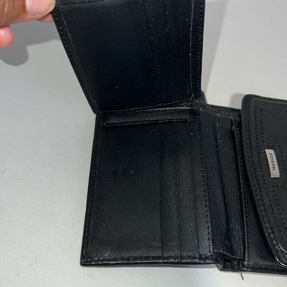 Fossil Women's Vintage Black Leather Wallet - Picture 9 of 15